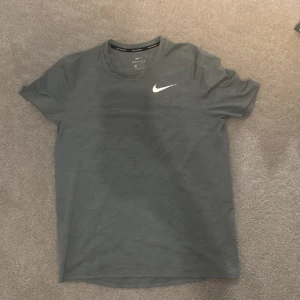 Nike Miller tshirt  - Söljer en ljus/ljusgrå Nike tshirt. Modellen är Nike Miller och är i mycket bra skick. Storlek L. 