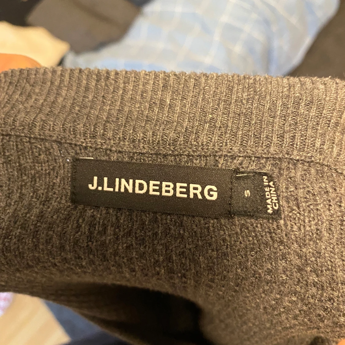 Grå stickad tröja från J.Lindeberg - 1