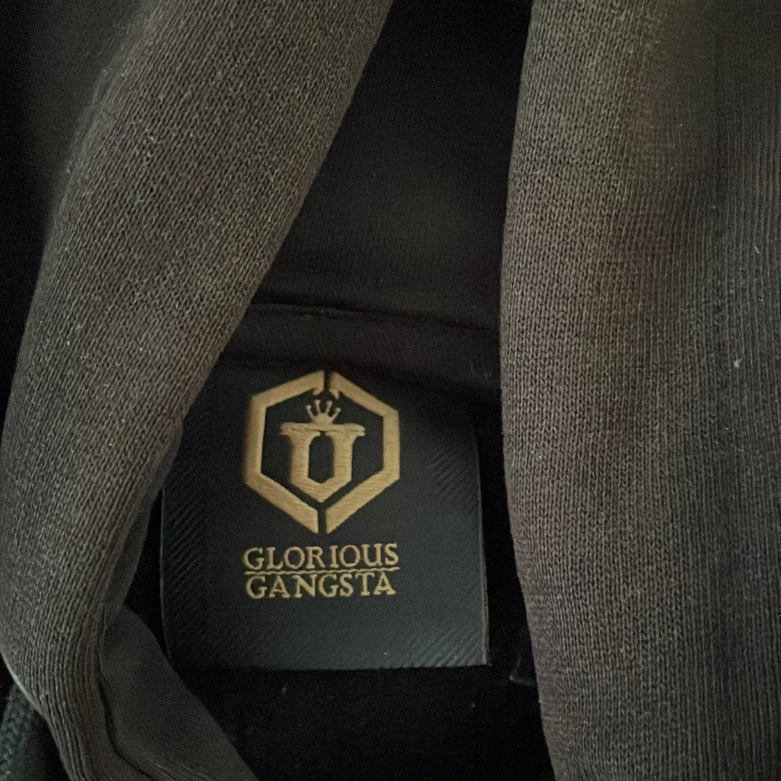 Svart hoodie från Glorious Gangsta med mönstrade band - 2