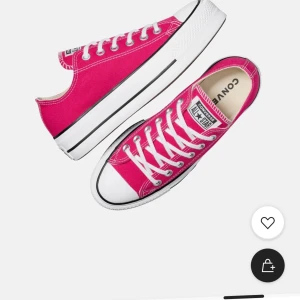 Rosa Converse All Star sneakers - Säljer ett par klassiska Converse All Star sneakers i en snygg rosa färg med vita snören och vit sula. Använda 1 gång så i mycket bra skick! Är lite stora på mig vilket är anledningen till att jag säljer. Nypris 1100kr🩷🩷🩷🩷🩷