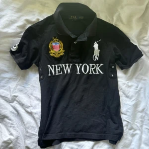 Svart piké från Polo Ralph Lauren  - Säljer en svart pikétröja från Polo Ralph Lauren. Storlek M. Passade min brorsa när han var runt 170 cm. Piken är i bra skick!
