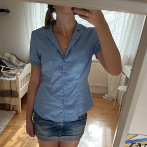 Blå kortärmad blus - Riktigt fin passform, men för stor på mig som har xs-s i toppar. Den är stretchig o skulle säga att den sitter som 36-38, av märket s. Oliver 🌸