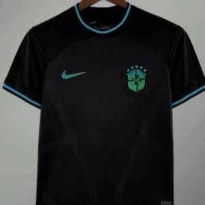 Svart Brasilien fotbollströja från Nike - Pris kan diskuteras vid snabb affär, passar både S/M