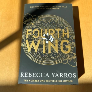 Fourth Wing - Helt ny bok från Akademibokhandeln och köpt för över 200kr! Boken är på engelska och handlar om bland annat drakar. Perfekt för dig som gillar fantasy! 561 sidor📖