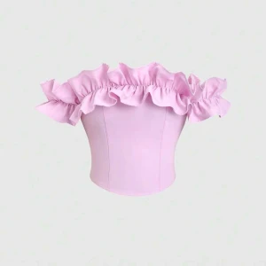 Ljusrosa offshoulder topp med volang - Supersöt ljusrosa offshoulder topp med bred volang runt axlarna. Perfekt för dig som vill sticka ut med en feminin och trendig look. Sitter tight och framhäver figuren.