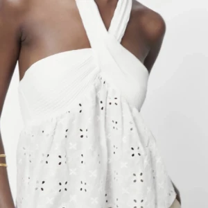 Vit zara topp  - En otroligt fin sommartopp från zara som aldrig kommit till användning😽😽 