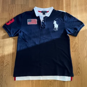 Mörkblå piké från Polo Ralph Lauren - Säljer en mörkblå pikétröja från Polo Ralph Lauren. Perfekt för en stilren look. Inga defekter.