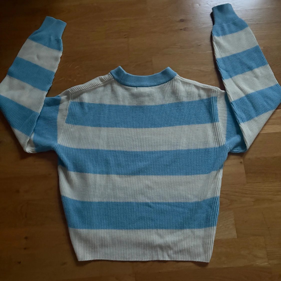 Blåvit randig stickad tröja från Gina Tricot - 1