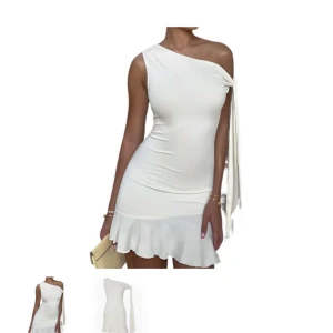 Vit klänning - Helt ny och snygg vit kortklänning. Klänningen har en tight passform. Perfekt för dig som ska ta studenten eller till nån fest. Säljer för den va kort på mig.