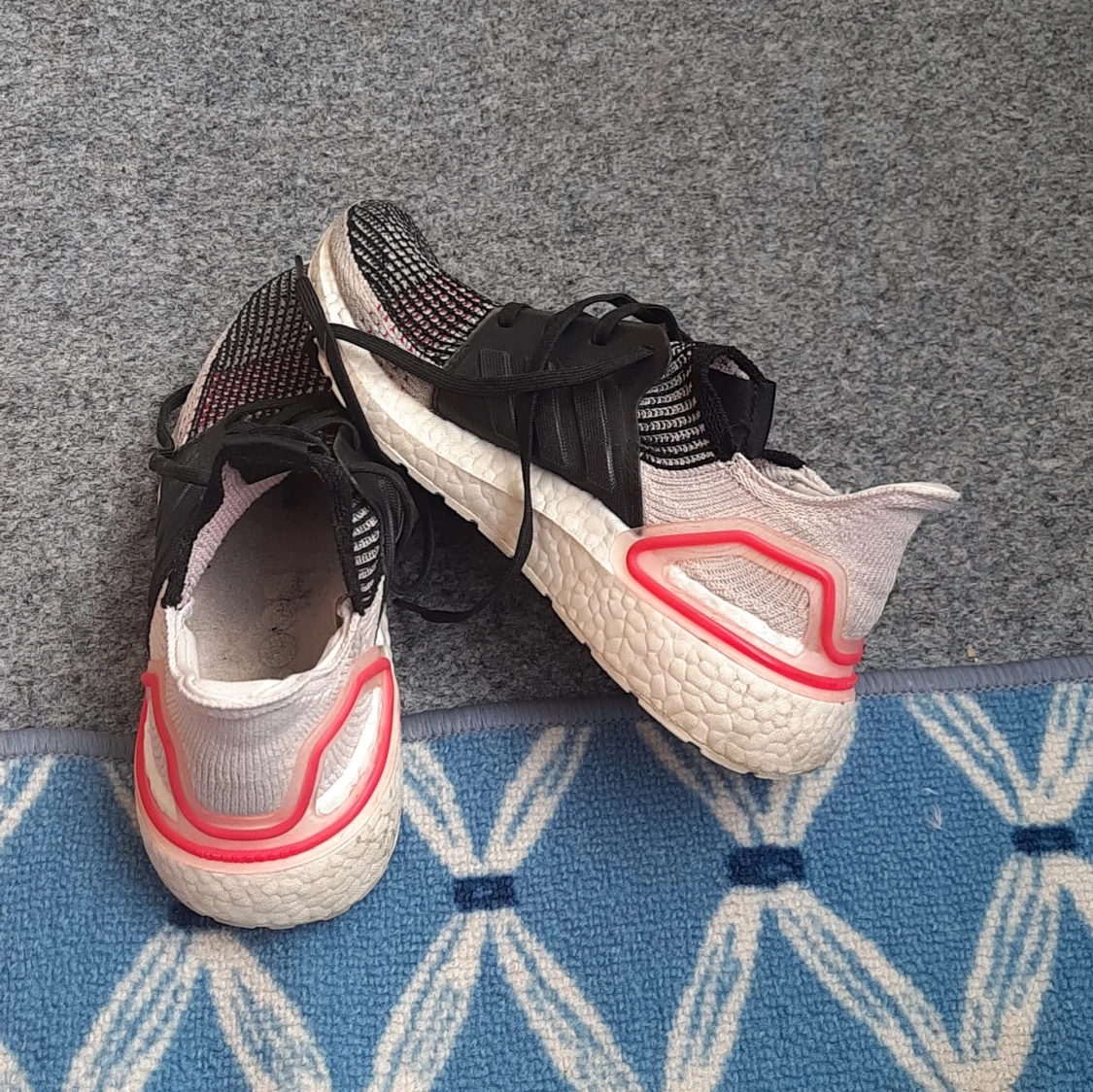 Adidas löparskor med svart och vit ovandel - 3