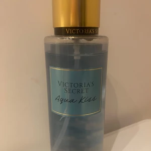 Victoria's Secret Aqua Kiss Fragrance Mist - Fräsch och lätt doftmist från Victoria's Secret i varianten Aqua Kiss. Passar perfekt för dig som gillar fräscha och blommiga dofter. Använd fåtal gånger. På bilden ser man hur mycket de finns kvar. Nypris 249kr säljer för 100kr.