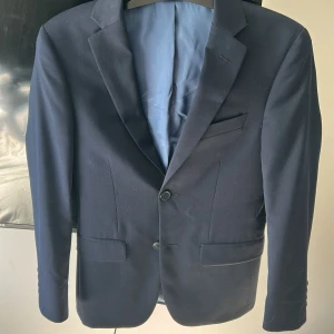 Kavaj - Säljer min mörkblå kavaj från dressmann. Den är använd 1 gång och kostar 1700kr nypris. Priset är ej hugget i sten. Storlek 42s