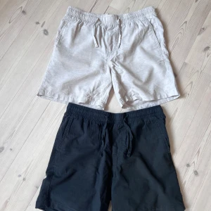 Linne shorts  - Säljer två par shorts, ett par svarta och ett par beige. 1 par för 250 eller båda för 400! De är från jack&jones och nypris var förra året 400. Hör av dig vid minsta fundering!🔥💯