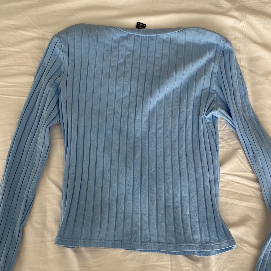 Ribbad ljusblå tröja med v-ringning - 1