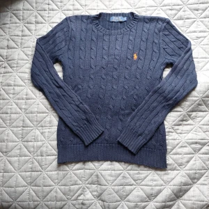Ralph Lauren knit  - Tjena, nu säljer jag en snygg Kabel stickad tröja från Ralph Lauren. Den är marinblå. Skick: 8/10. Storlek är S men den här krympt i tvätten så skulle säga att den passar typ xs. Han på bilden är 165 och väger 56 kg. Hör av er vid frågor.              Mvh Viggo🍾😁🏖