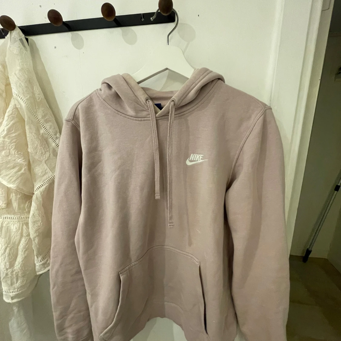 Smutsrosa hoodie från Nike