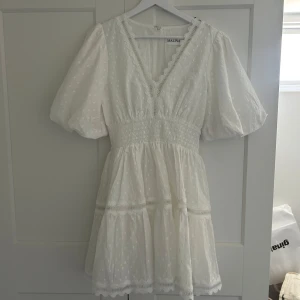 Vit klänning från by malina  - Säljer denna superfina klänning från by malina!😍Klänningen är oanvänd och passar perfekt nu inför studenten🥰