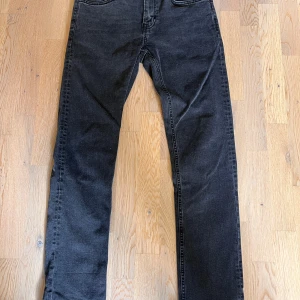 Svarta slim jeans från Lager 157 - Säljer ett par svarta jeans med slim passform. Klassisk femficksmodell. Jeansen har en enkel design utan synliga loggor eller detaljer, perfekta till vardags. Materialet är denim och färgen är tvättad svart.