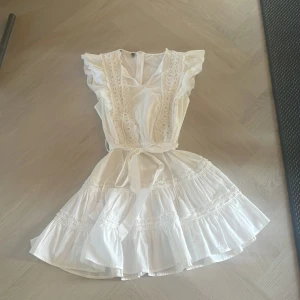 Vit klänning - Säljer denna fina klänning pga att den inte längre kommer till användning 💗Klänningen har inga defekter eller fläckar och är knappt använd! Perfekt nu till skolavslutningen och sommaren! Kom privat för fler bilder och pris kan diskuteras 🫶