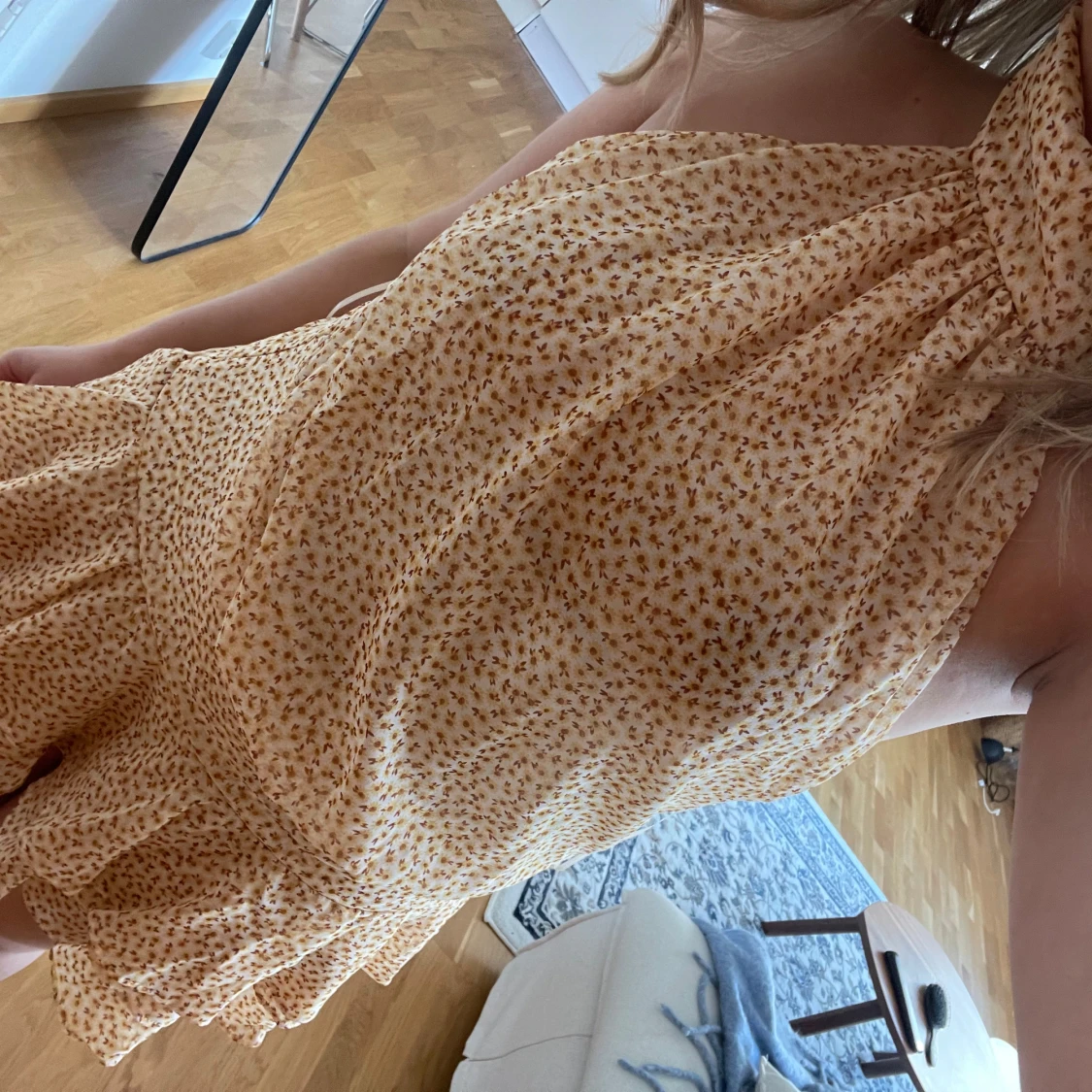 Blommig halterneckklänning med öppen rygg Zara  - 2