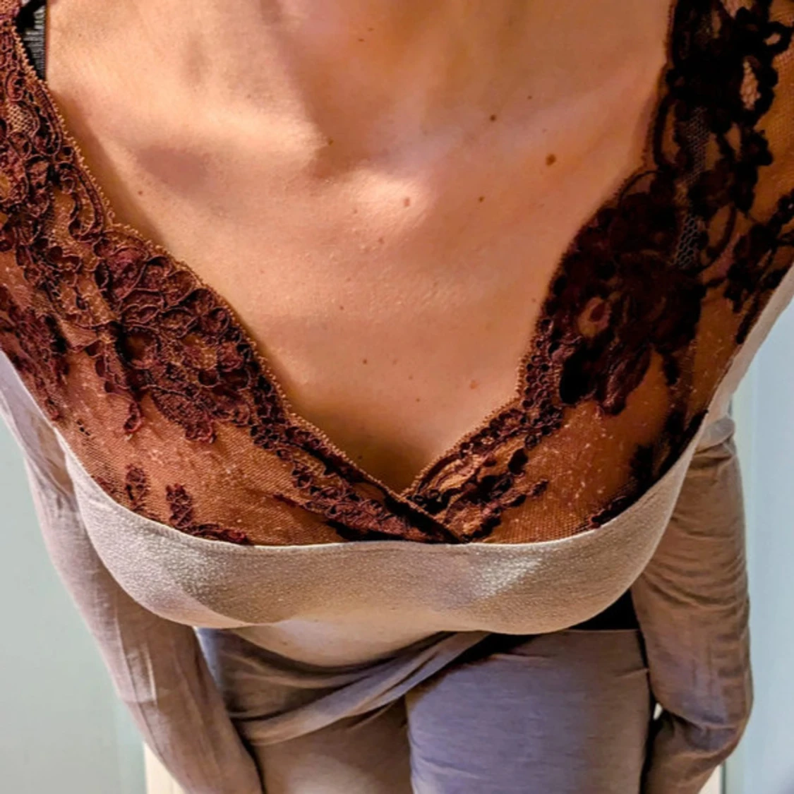 Grå långärmad topp med spetsdetaljer