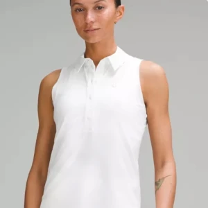 Vit ärmlös polotopp från Lululemon - Säljer en vit ärmlös polotopp från Lululemon i funktionsmaterial. Toppen har krage och knäppning framtill, perfekt för träning eller tennis. Snygg och sportig design med Lululemon-logga på ryggen.
