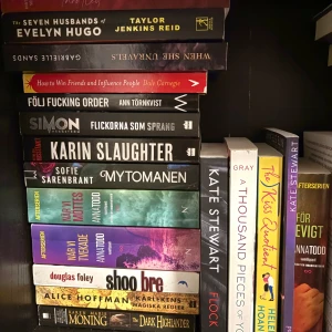 The Seven Husbands of Evelyn Hugo - Priset kan varierar berorende på boken och dess kvalitet. Om man vill ha bättre bilder så är det bara att skriva 🌸.