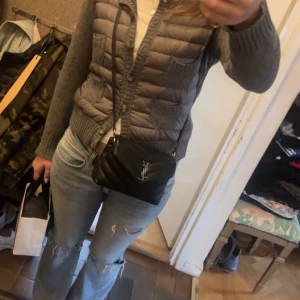 Super snygg grå cardigan - Jag säljer min jätte snygga cardigan från Moncler som för att jag känner att den är förliten storleken är L men sitter som en liten M jag är 178cm💕