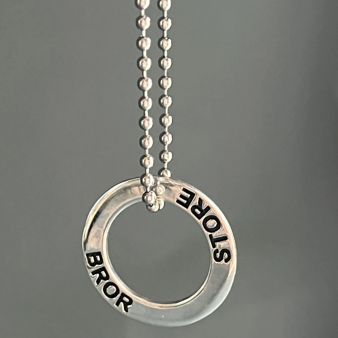 Nytt halsband med 925 sterling silver - stämplat - hänge m texten "Storebror" Butikspris 399 kronor  - 2