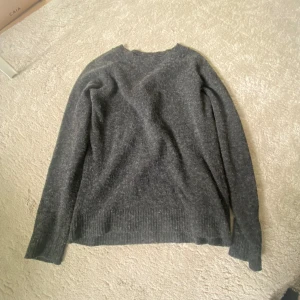 Mörkgrå stickad tröja - Mysig mörkgrå stickad tröja med rund halsringning och långa ärmar. Perfekt för kyligare dagar och enkel att matcha med olika outfits.Skriv för fler bilder🥰