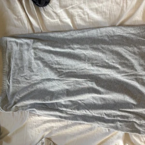 Ljusgrå långkjol i mjukt material - En grå långkok från shein men rejält material. Den är kort på mig som är 180 så folk under de är den lång på!