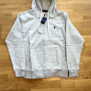 Ralph lauren tröja zip - Hej, jag säljer min tröja som jag aldrig har använt. Skriv vid intresse!