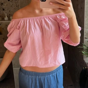 Söt rosa böus - Såååå fin rosa blus, går att ha off shoulder eller vanligt! Passar en xs-M