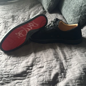 Svarta sneakers från Christian Louboutin - Säljer ett par svarta sneakers från Christian Louboutin. Aldrig använda 