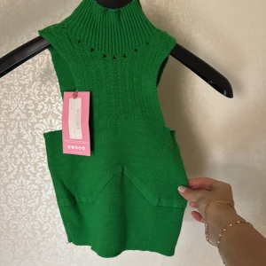 Grön stickad linne - Grönt linne med prislapp på 💕💕