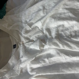Snygg blus  - En vit blus från shein lite använd. Snygg och perfekt till sommaren. Tunn 