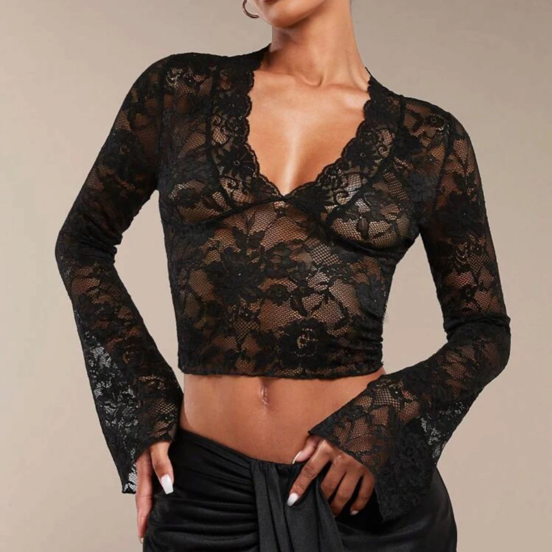Svart spetsblus med v-ringning
