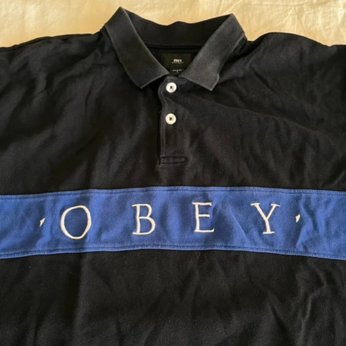 Svart pikétröja från OBEY med blå detalj - 2