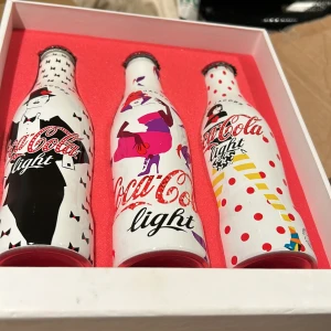 Coca-Cola Light flaskor - Säljer dessa Coca-cola light flaskor från Marc Jakobs. 