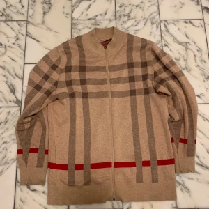 Burberry tröja  - Burberry tröja med det vanliga mönstret. Den är i storlek M och är i ett mycket bra skick