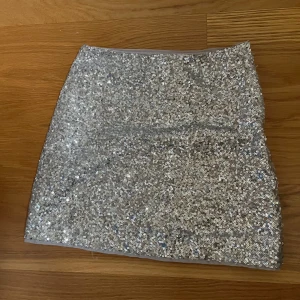 Silver paljettkjol från H&M - Söt glittrig kjol från hm!