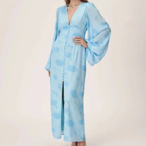 SÖKER STORLEK 40-42 - Söker denna klänning i storlek 40 eller 42!!