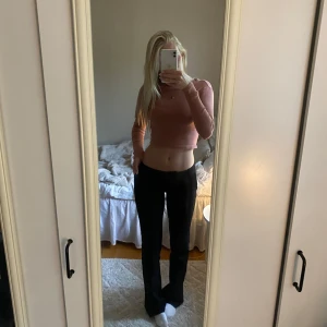 Rosa croppad långärmad topp från Gina Tricot - Säljer en rosa croppad långärmad topp från Gina Tricot. Toppen har en enkel och stilren design med rund halsringning och är tillverkad i mjukt material. Perfekt att matcha med höga byxor eller kjol.