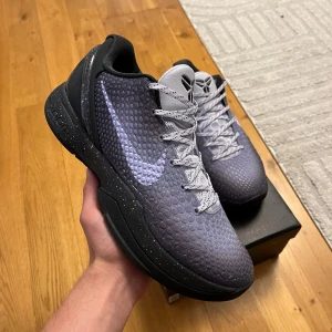 Kobe 6 eybl 44.5 - Kobe 6 eybl storlek 44.5 helt nya med box.