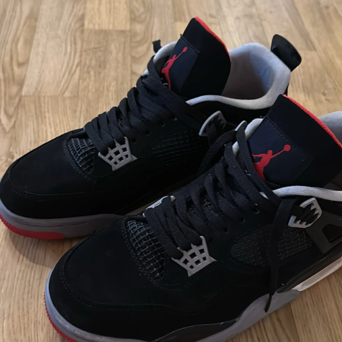 Svarta Nike Air Jordans med röda och grå detaljer - 2