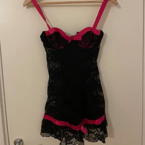 rosa spetts topp  - en fin spettstopp med rosa detaljer!! inte använt då den är köpt secondhand + för liten för mig.💕