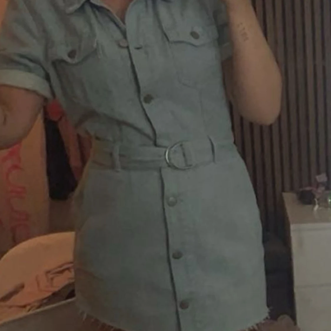 Kort jeansklänning med bälte