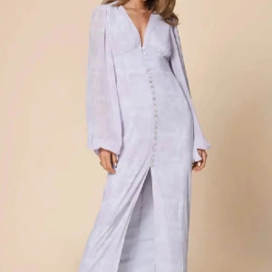 Adoore-klänning - Funderar på att sälja min älskade adoore klänning, storlek 34, då den bara använts ett fåtal gånger och numera mest hänger i garderoben.