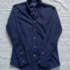 Ralph lauren skjorta - Säljer min skit bekväma ralph lauren skjorta! | Marinblå färg, passar till det mesta. | Storlek S men sitter inte särskilt litet! | Inga defekter. | Släng iväg en signal vid funderingar så svarar jag snabbt. |