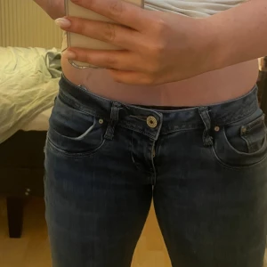 Mörkblå jeansbyxor från LTB - Säljer ett par mörkblå jeans från LTB med  femficksdesign och knappgylf. Jeansen har en tight passform och låg midja. Sälj för att de är för stora  w26/L30. Köpta för 1200kr